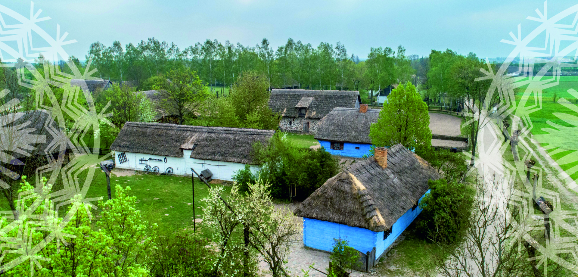 Skansen w Sierpcu, widok z góry, wiosna, wiejskie chaty wśród drzew, po prawej droga