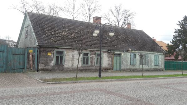 Zabytkowy budynek drewniany, zaniedbany dom Gołębiowskiego - muzeum w Bieżuniu
