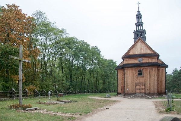 kościół z Drążdżewa jesienią