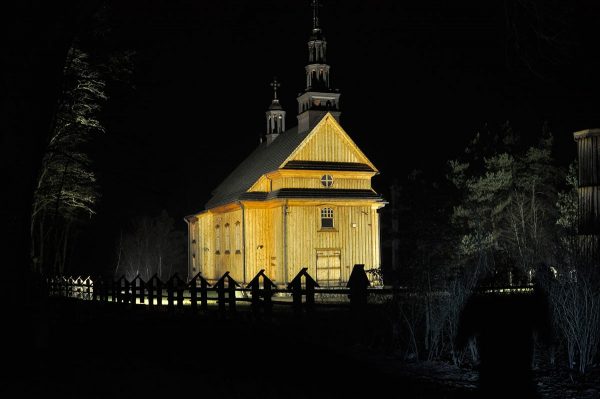 oświetlony kościół z Drążdżewa nocą
