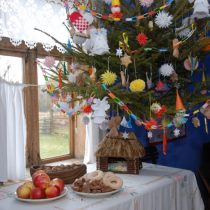 Choinka, szopka betlejemska na stole, owoce i orzechy - skansen w Sierpcu