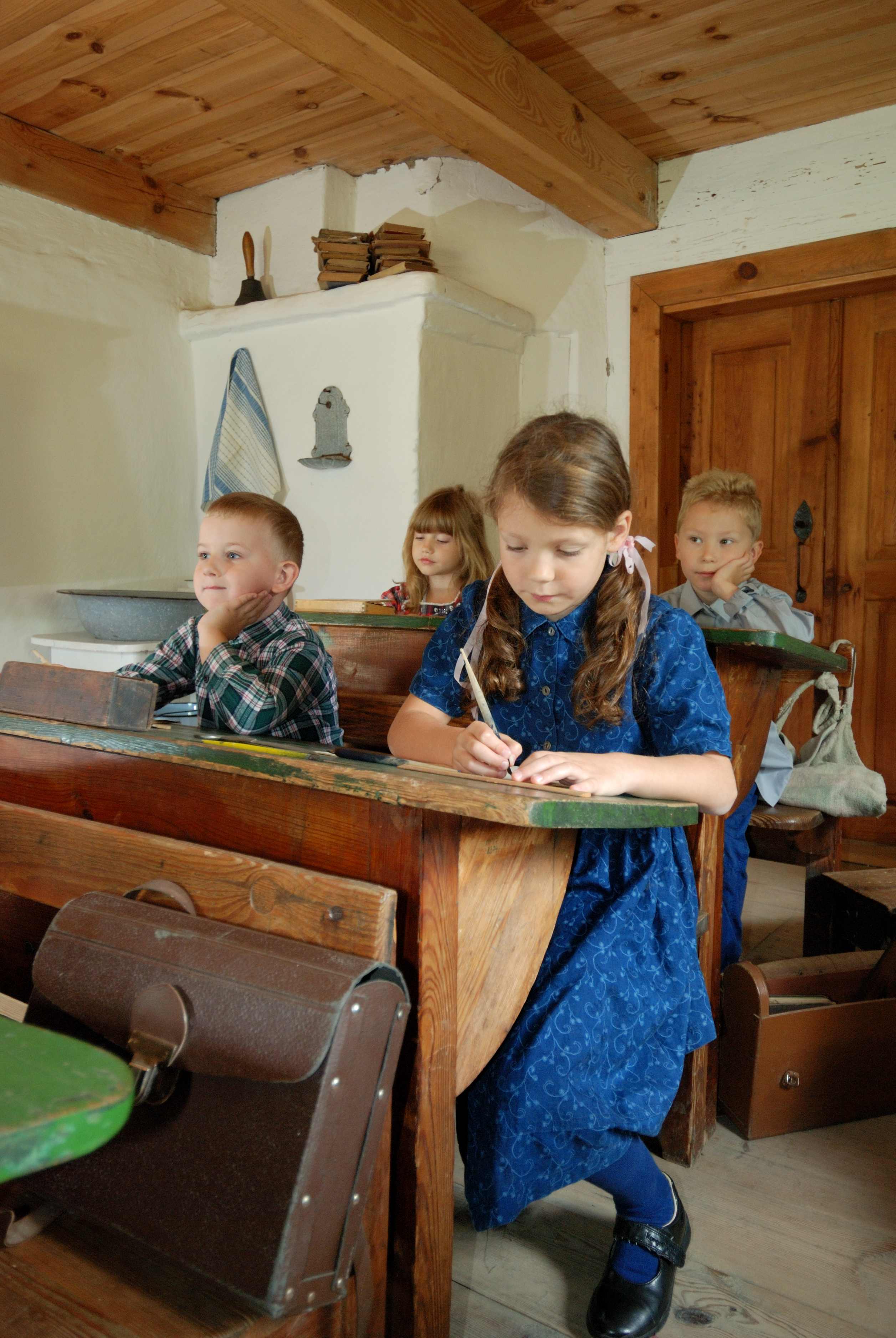 Dzieci w dawnej sali lekcyjnej - Skansen w Sierpcu