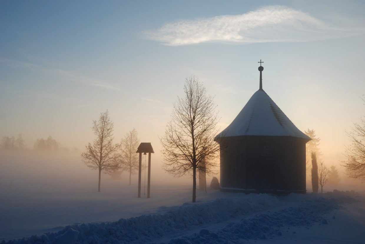 zimowy widok na kaplicę z Dębska w porannej mgle