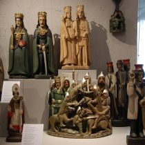 Rzeźby w galerii ustawione na półkach - skansen w Sierpcu