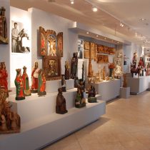 Rzeźby uchwycone z oddali, ustawione na półkach i wiszące na ścianach - skansen w Sierpcu