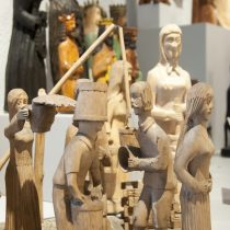 Zbliżenie na figury z drewna w galerii rzeźby - skansen w Sierpcu