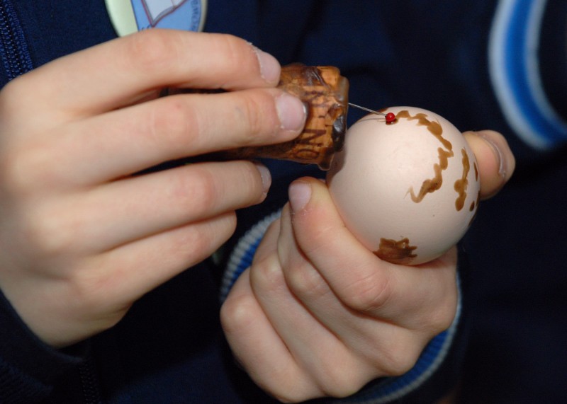 Zbliżenie - ręka dziecka, malowanie jaj woskiem - Skansen w Sierpcu