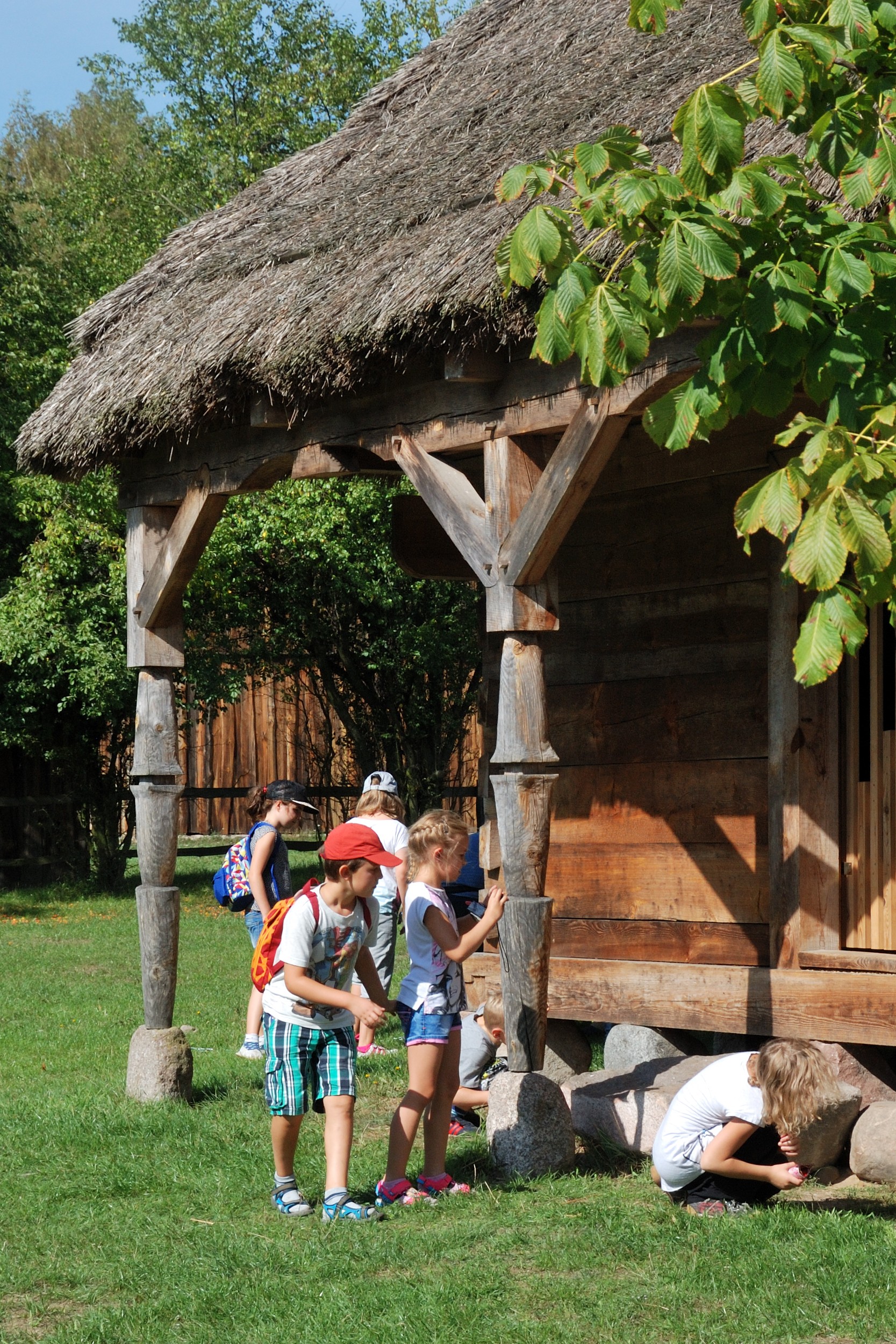 Skansen w Sierpcu - Dzieci poznają funkcje poszczególnych budynków gospodarskich