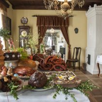 Wystawa wielkanocna w dworze z Bojanowa, zbliżenie na stół z jedzeniem - skansen w Sierpcu