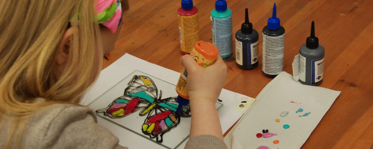 Dziewczynka maluje na szkle motyla - Skansen w Sierpcu