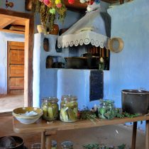 słoiki ogórków rozstawione na stole, przygotowanie do kiszenia, w tle stary piec - skansen w Sierpcu
