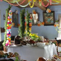 Wystawa wielkanocna, długie palmy, jedzenie na stole - skansen w Sierpcu