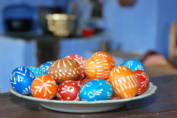 Zbliżenie na malowane jajka dekorowane metodą batiku