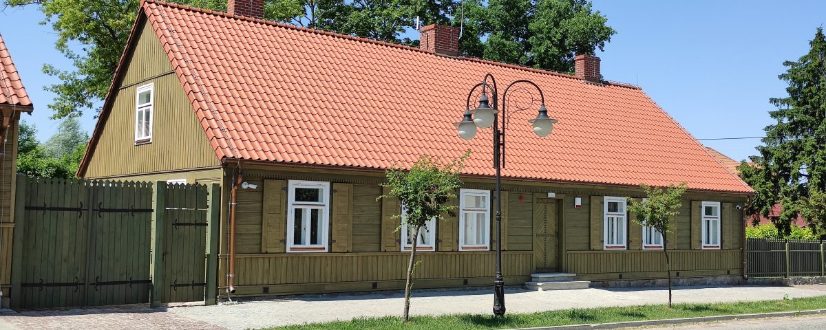 Zabytkowy budynek parterowy, dom Gołębiowskiego - muzeum w Bieżuniu