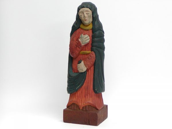 drewniana rzeżba Matki Boskiej Siewnej w czerwonej szacie i zielonej dłużej chuście na głowie