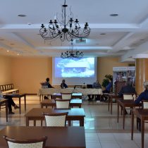 Sala konferencyjna, uczestnicy obrad oglądają wyświetlany na ekranie film z obchodów jubileuszu skansenu w Sierpcu