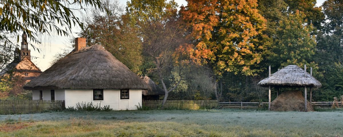 Jesienny widok, wiejska chata, mróz na drzewach, kolorowe liście drzew - skansen w Sierpcu