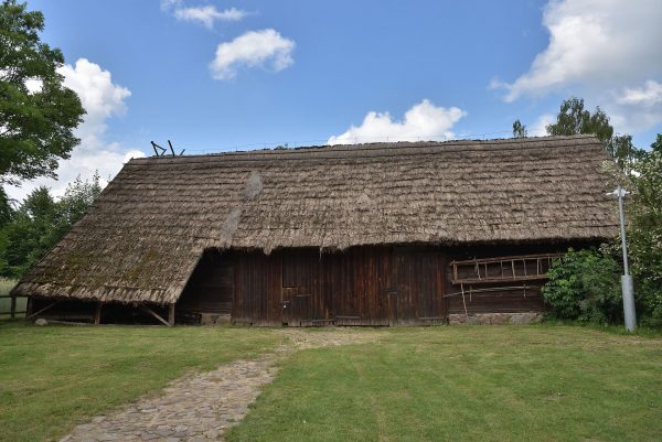 Wiejska stodoła z podcieniem po lewej stronie - skansen w Sierpcu