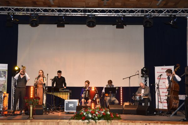 Na scenie muzycy, koncert - otwarcie obiektów Muzeum Małego Miasta w Bieżuniu