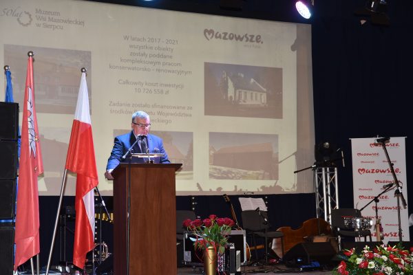 Na scenie dyrektor Muzeum Wsi Mazowieckiej w Sierpcu, przemawia - otwarcie obiektów Muzeum Małego Miasta w Bieżuniu