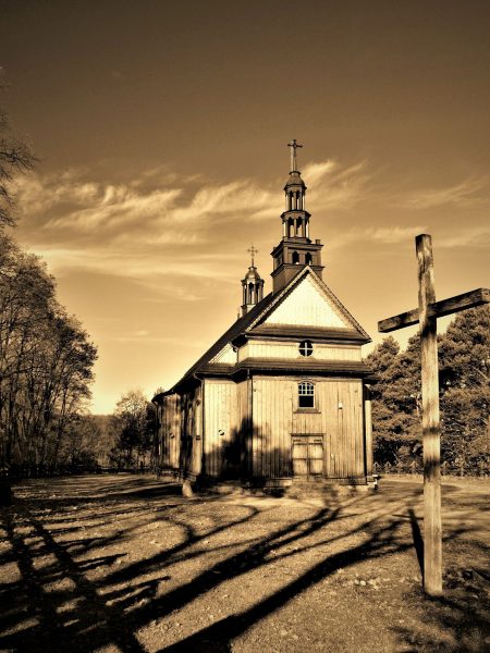 Kościół wiejski, niebo, krzyż misyjny