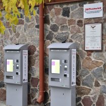 Dwa automaty biletowe z dotykowymi ekranami - skansen w Sierpcu
