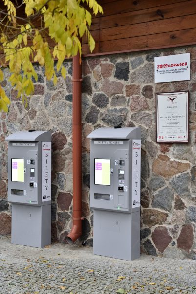 Dwa automaty biletowe z dotykowymi ekranami - skansen w Sierpcu