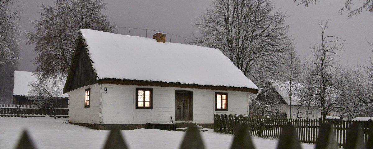 Wiejska chata zimą, skansen w Sierpcu