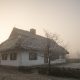 Wiejska chata o wschodzie słońca, mgła - skansen w Sierpcu