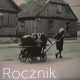 Okładka Rocznika Skansenu w Sierpcu, na zdjęciu kobieta ciągnąca wózek wyładowany jej dobytkiem