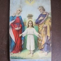 św. Rodzina - po lewej Maryja, w środku Jezus w wieku dziecięcym, po prawej św. Józef