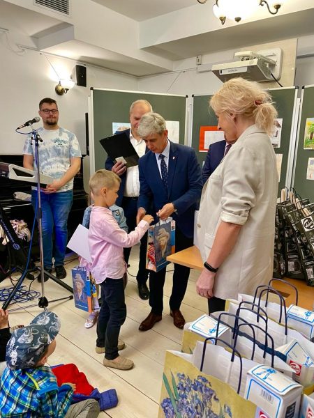 Ceremonia wręczenia nagród w konkursie, chłopiec otrzymuje nagrodę z rąk burmistrza, Muzeum Małego Miasta w Bieżuniu