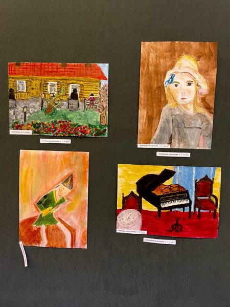 Wystawa pokonkursowa, 4 rysunki, na pierwszym wiejska chata, na drugim chłop w słomianym kapeluszu, na trzecim pasterz grający na fujarce, na czwartym fortepian w salonie dworskim, Muzeum Małego Miasta w Bieżuniu