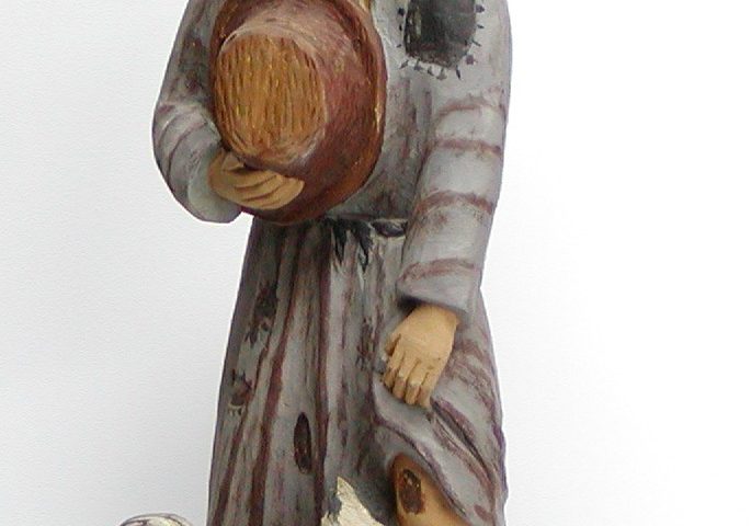 rzeźba św. Rocha w szarym stroju i psem u stóp liżącym mu ranę