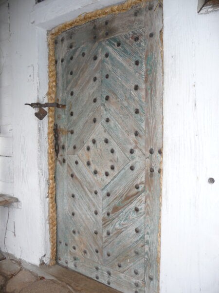 Drewniane szalowane drzwi z ćwiekami