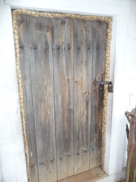 Drewniane, stare drzwi z kłódką