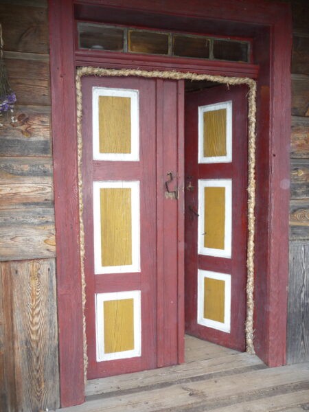 Drzwi wejściowe do chałupy, wykonane z drewna, dwuskrzydłowe
