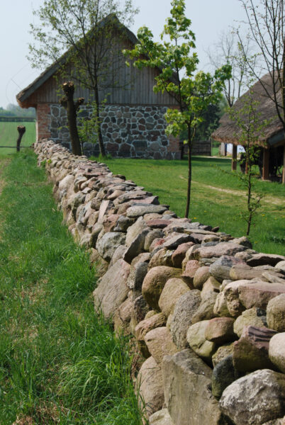 Ogrodzenie wykonane z kamieni ułożonych jeden na drugim