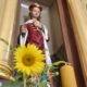 figura św. kazimierza w czerwonych szatach z białymi elementami, z przodu po lewej stronie żółty kwiat