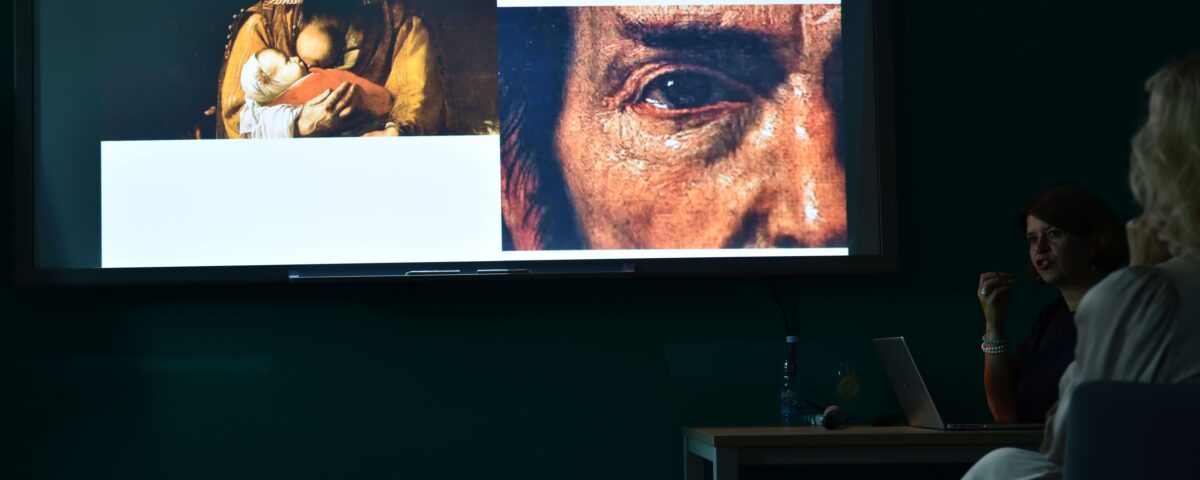 Sala wykładowa, na ekranie zbliżenie fragmentu obrazu - oko Magdaleny Ventura